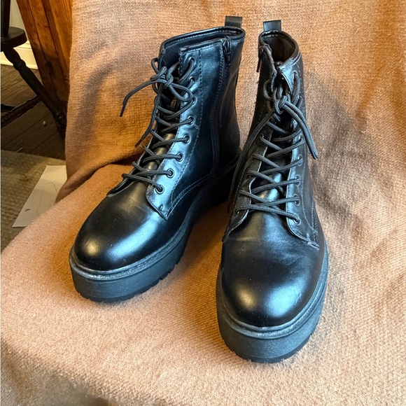 Universal Thread Shoes - Universal Thread: Black Platform Women's Boots